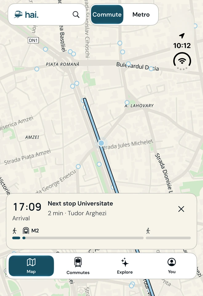 Aplicația Hai arătând o călătorie activă cu metroul M2 și următoarea stație.